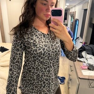 Ellen Tracy Gray & Black Leopard Print V-Neck Long Sleeve Top